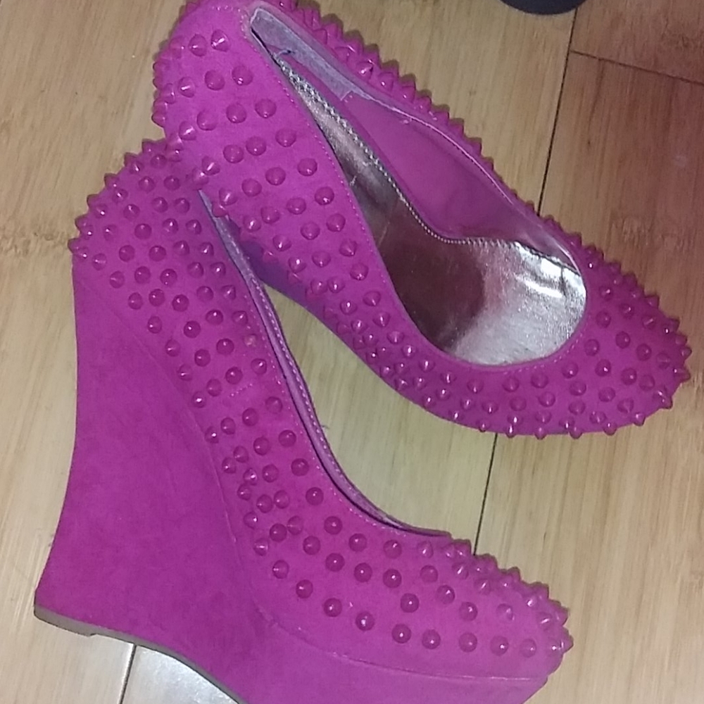 Pinkish purple wedge shoe